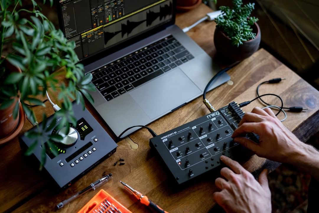 UAudio's tweet photo. Quite a pair โ๏ธ
๐ธ @MoogSynthesizers
#WorkflowWednesday #MoogWerkstatt01 #MoogWerkstatt #Werkstatt #ApolloTwin #UniversalAudioApollo #UADapollo #ApolloTwinMkII #AudioInterface #Synthesizer #AudioGear #GearPorn #HomeStudio #Ableton #Moog https://t.co/AndDamVHlT