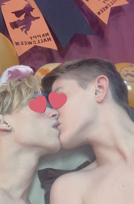 We online now? My lovely guys?? https://t.co/3E3wVdP5r2 https://t.co/3pzATT8mb0
