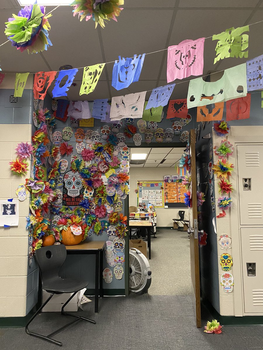 senora_adams's tweet photo. Had so much fun with @ProfeRiordan class celebrating Día de los Muertos together. It was great seeing my former kiddos too. We had a Virtual field trip to the DIA Ofrendas exhibit, music, making papel picados y cempasúchil, and making ofrendas! https://t.co/en7rkHVXuO