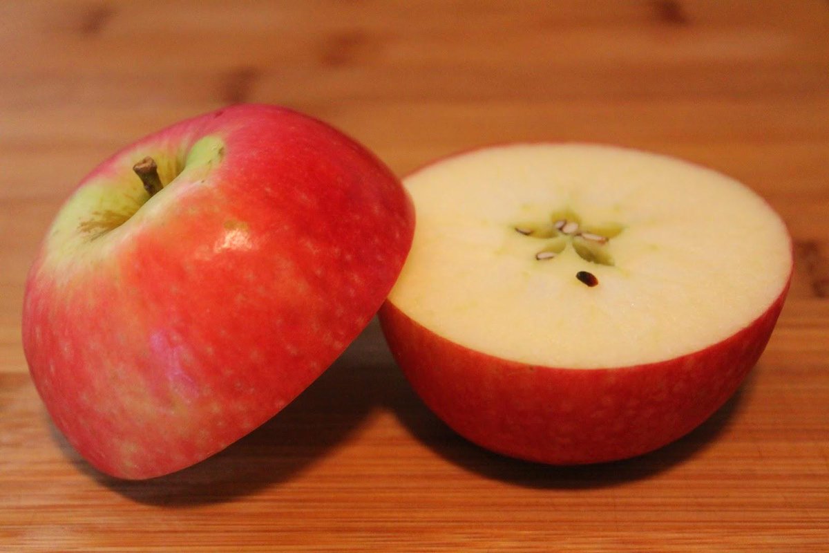 Половинка есть у яблока. Яблоко. Яблоко разрезанное пополам. Яблоко в разрезе. Половинка яблока.