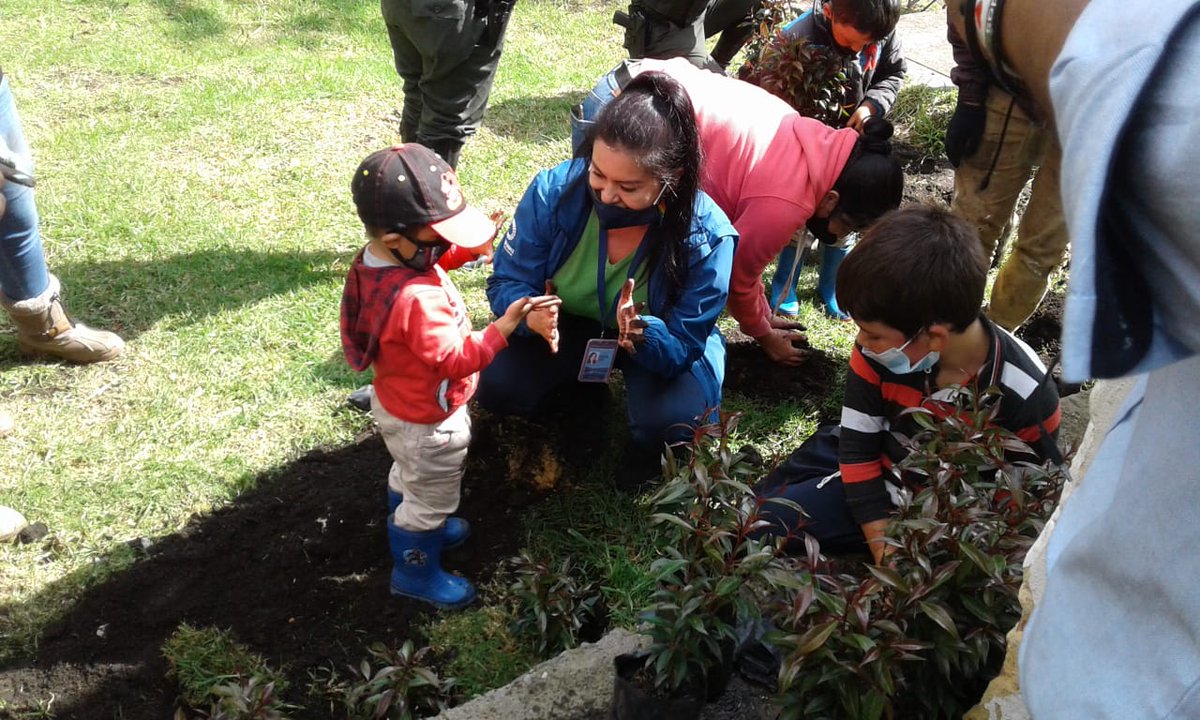 CAR_Cundi's tweet photo. 🌳 Acompañamos la siembra de 280 árboles en la Escuela El Hato y la ronda del río Teusacá en el municipio de La Calera. De esta manera, apoyamos la compensación de huella de carbono de la institución educativa, un proceso articulado entre docentes y padres de familia del plantel. https://t.co/ZRhUdyn1jE