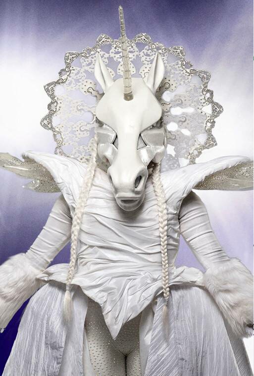 quehostiadices's tweet photo. Unicornio en Estados Unidos VS  Unicornio en España
#MaskSingerEstreno https://t.co/D3w60WvRJZ