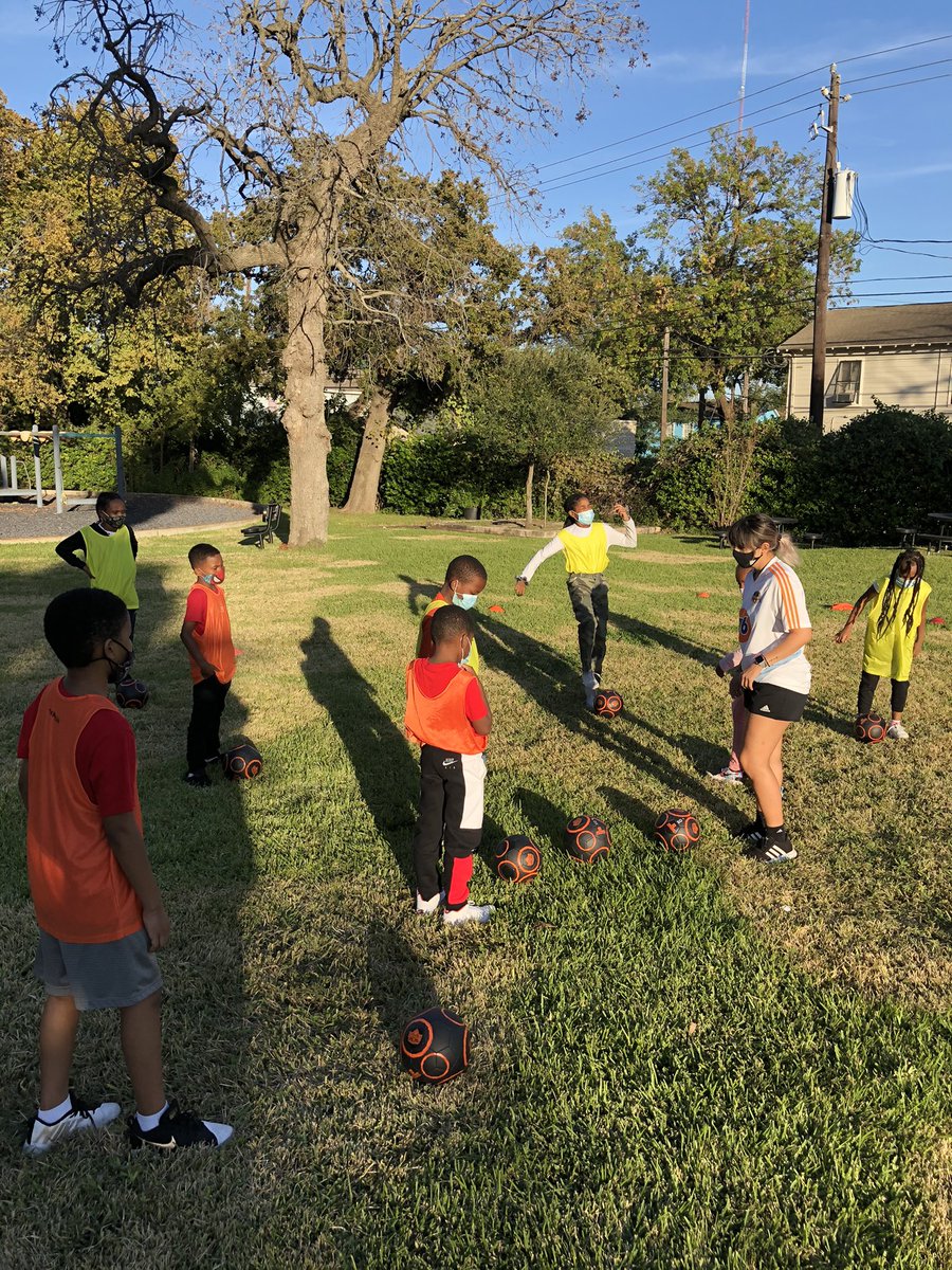 RaulCollins16's tweet photo. Whoa @CarolforTexas a female once again showed me something new Thank you Coach Stephanie from @HoustonDynamo for coming out teaching soccer โฝ๏ธ @bgcghouston #Holthouse inspiring not just the kiddos @houstonpolice spreading #RelationalPolicing #PublicAffairs #CommunityServicesUnit https://t.co/sEKlHhnmaj