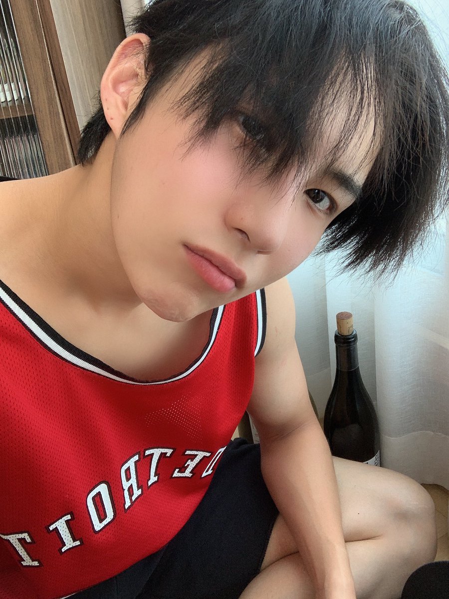 oh his stretch marks on his knee and his collar bones ˊᵕˋ