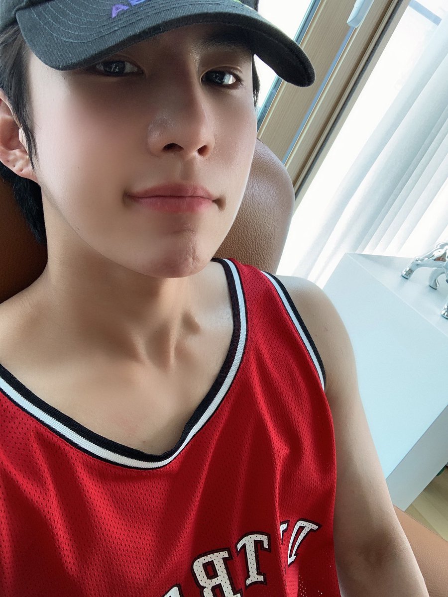 oh his stretch marks on his knee and his collar bones ˊᵕˋ