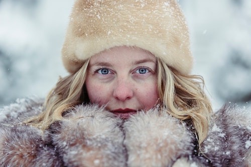 The Best Colours That Women Can Wear In The Winter To Look Youthful And Stylish. Want to wear unique colours in the winter season? Then take a look at this article. #fashionblogger #fashion #style bit.ly/3mTUIou