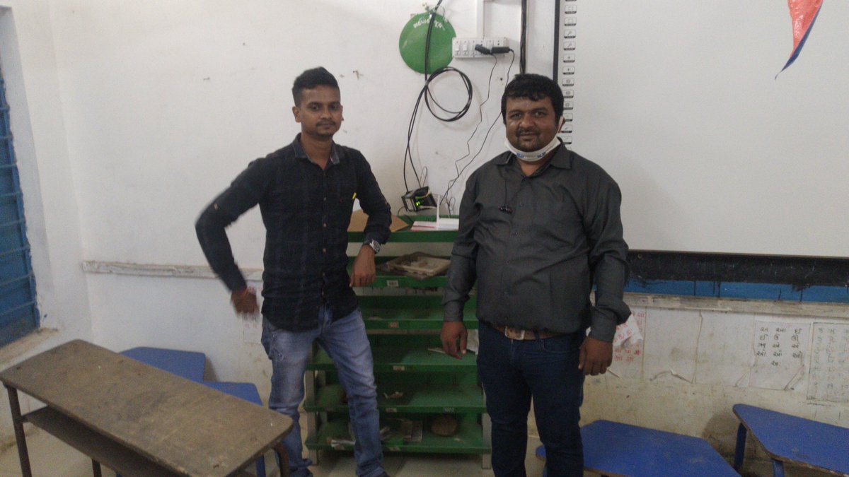 Yatinmpatel1's tweet photo. आजरोज  गुजरात- वलसाड जिल्ला-कापरड़ा तालुका के एस्टल गांव में जहा मोबाइल नेटवर्क नही आता वहा सरकारी 5 जगह पर इंटरनेट कनेक्शन(भारतनेट) देके गांव वालों की समस्या में 90℅ राहत मिलेगी गांव वाले इंटरनेट के ममध्यम से ऑनलाइन सेवा का लाभ उठा पाएंगे .@rsprasad @CG_WiFiChoupal @CSCGujarat https://t.co/MGIUAucZg4