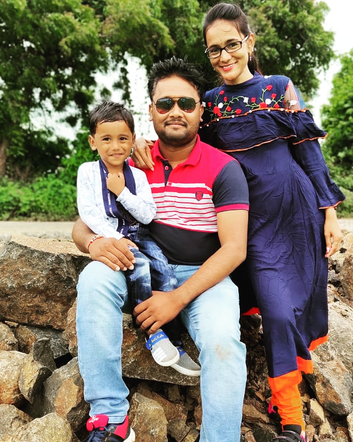 #Happy_birthday_Dear_Wife #Sandhya
आज माझ्या 'सौं' चा वाढदिवस 😍❣️💞
लोक भलेही तूला माझी अर्धांगीनी म्हणतात...पण माझ्यासाठी मात्र तू माझं पुर्णत्व आहेस...!
आई जगदंबा तुला नेहमी हसत मुख आणि सुखी ठेवो हीच मनोकामना🙏
प्रिय "#संध्या" तुला वाढदिवसाचा खूप खूप शुभेच्छा🎂🎂❤️🌹 💕