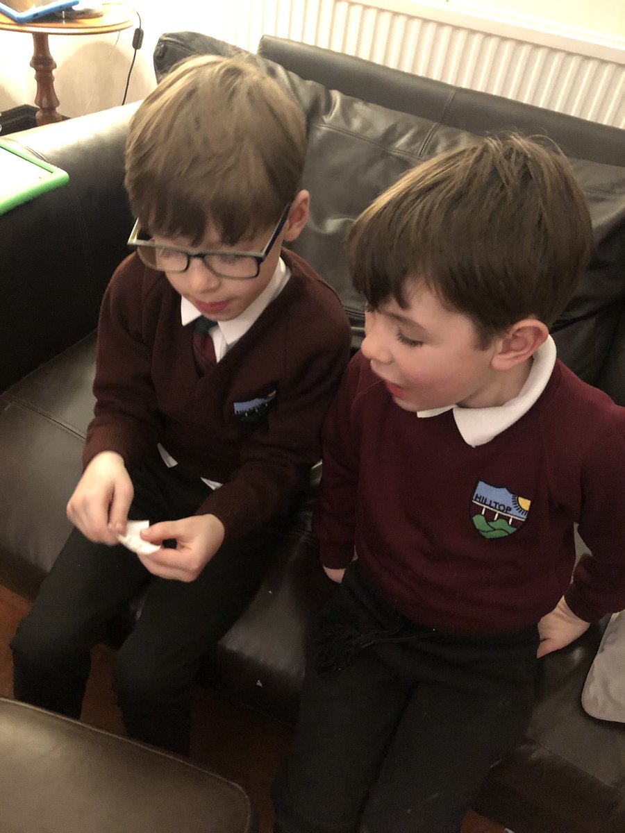 lynnemcm1979's tweet image. @PrimaryHilltop this P1 boy is lucky to have such a helpful big brother. #commonwords #learning
