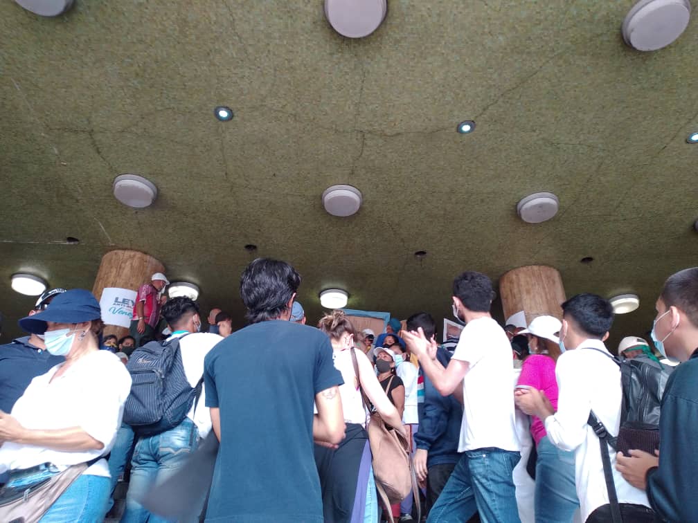 MVelazcoM's tweet photo. Acompañar a nuestros docentes en su protesta, es luchar por un país formado y desarrollado.

Luchar codo a codo con el personal médico, es alzar la voz por quienes salvan vidas.

¡La meta es ser libres, y no nos van a detener!
#Protesta #Caracas #DocentesValientes #4Nov https://t.co/jL4pNckSb9