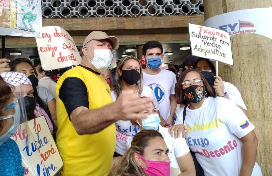 MVelazcoM's tweet photo. Acompañar a nuestros docentes en su protesta, es luchar por un país formado y desarrollado.

Luchar codo a codo con el personal médico, es alzar la voz por quienes salvan vidas.

¡La meta es ser libres, y no nos van a detener!
#Protesta #Caracas #DocentesValientes #4Nov https://t.co/jL4pNckSb9