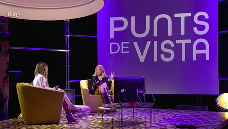 Paulahergar's tweet photo. En @PuntsdeVista y junto a @taniasarrias hablamos de series protagonizadas por mujeres tan distintas como #EmilyInParis #ChicasDeHoyEnDía y #AntesDePerder (de @playz con la dirección de @sonia__mendez).
El programa completo aquí https://t.co/guBQ5xaE0U https://t.co/nVFIyvuNqv
