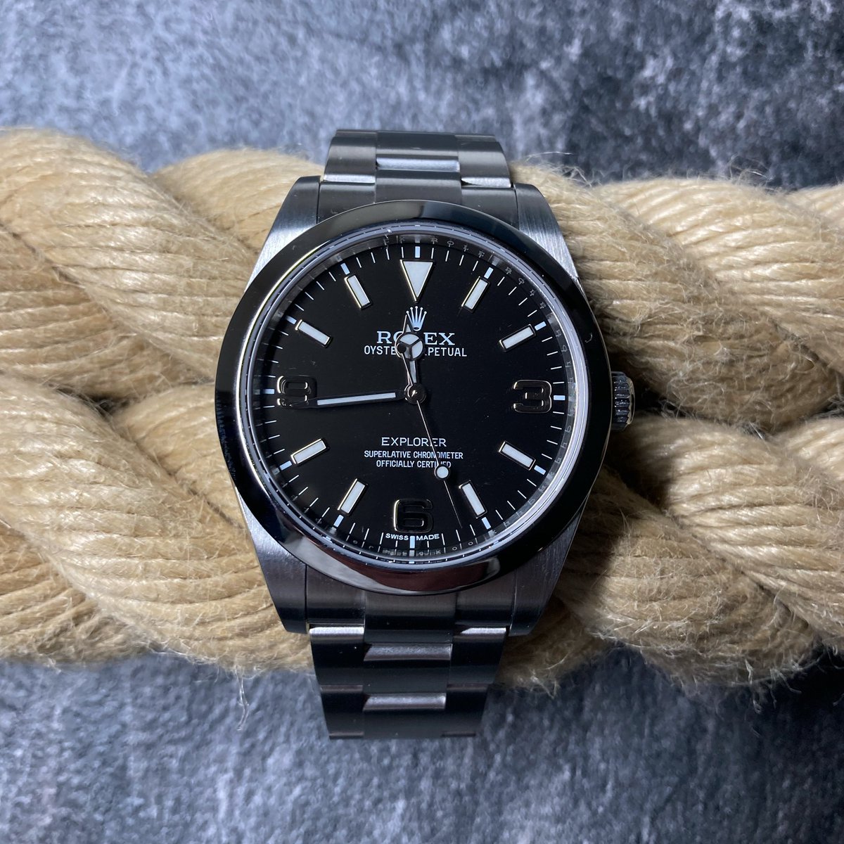 Est_1897's tweet photo. The #Rolex #Explorer.
Reference number 114270, this watch pays homage to Rolexโs involvement in exploration. This one is super classy and the perfect addition to your watch collection.
#Preowned #RolexLover #StainlessSteel #Watchoftheday #RolexLover #Est1897 https://t.co/gm1XJYYixs