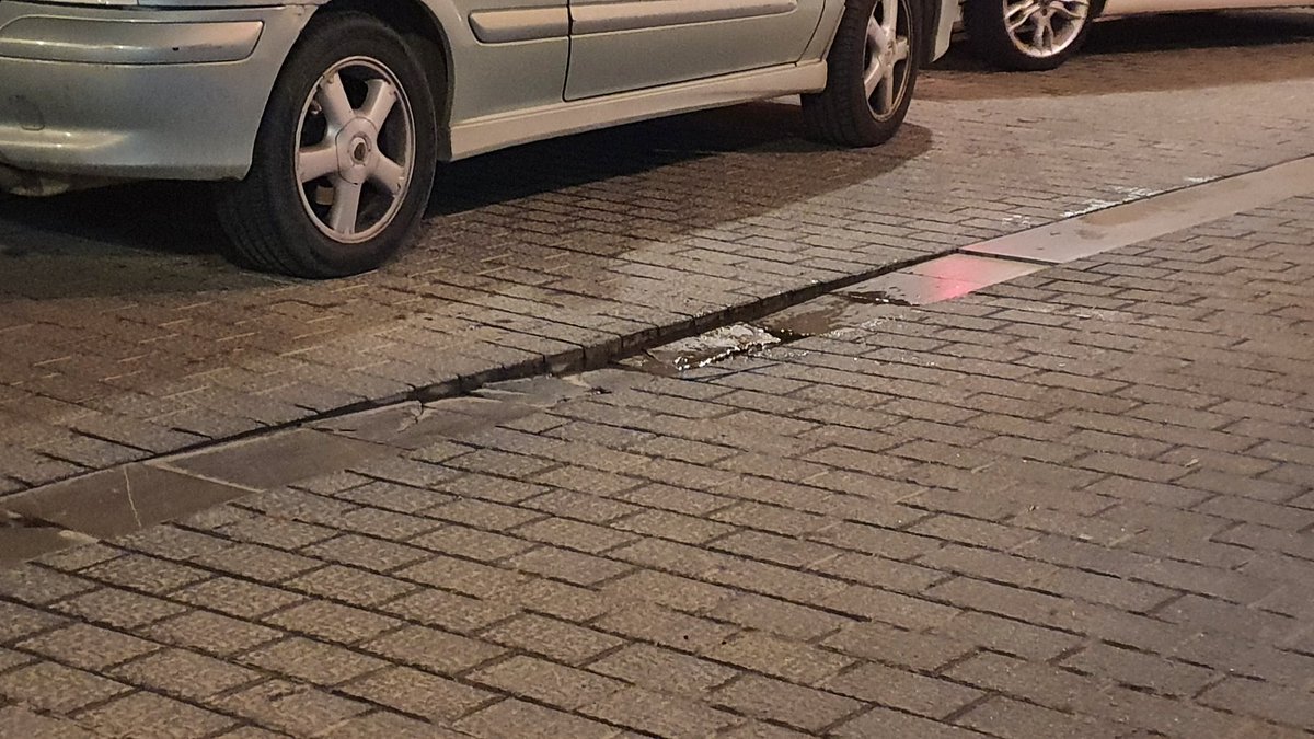 osloal's tweet photo. @AjuntamentVLC, dentro de poco vatios coches pincharan por este boquete en la calle D. Juan Aguilar 16 de Valencia, por favor, reparenlo https://t.co/YGHppUBP7d