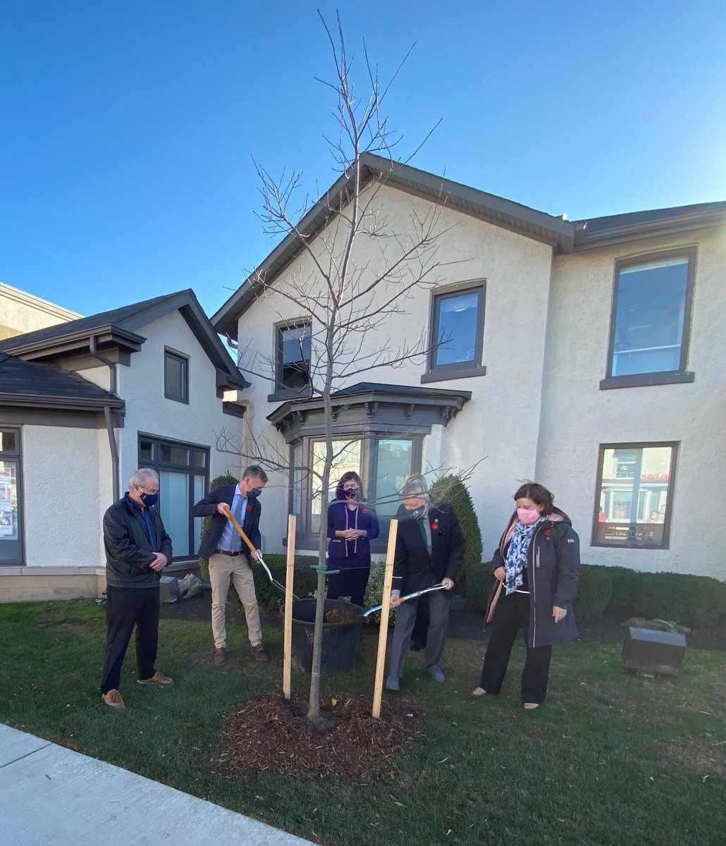 MayorRobBurton's tweet photo. Today was a perfect (and sunny) day to plant an Oak tree in downtown Oakville! Special thanks to @georgeniblock, @StefaniKonidis and the team at Royal Lepage Oakville for working with @townofoakville to enhance our downtown streetscape #Oakville https://t.co/oA8cToEQy8