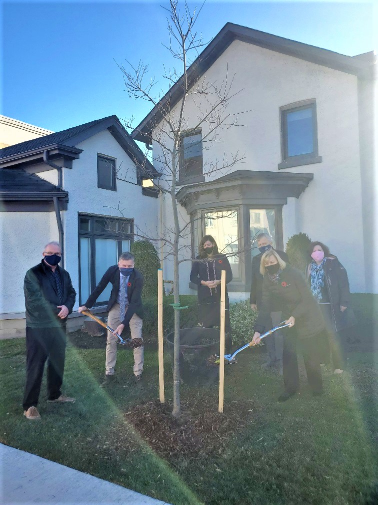 MayorRobBurton's tweet photo. Today was a perfect (and sunny) day to plant an Oak tree in downtown Oakville! Special thanks to @georgeniblock, @StefaniKonidis and the team at Royal Lepage Oakville for working with @townofoakville to enhance our downtown streetscape #Oakville https://t.co/oA8cToEQy8