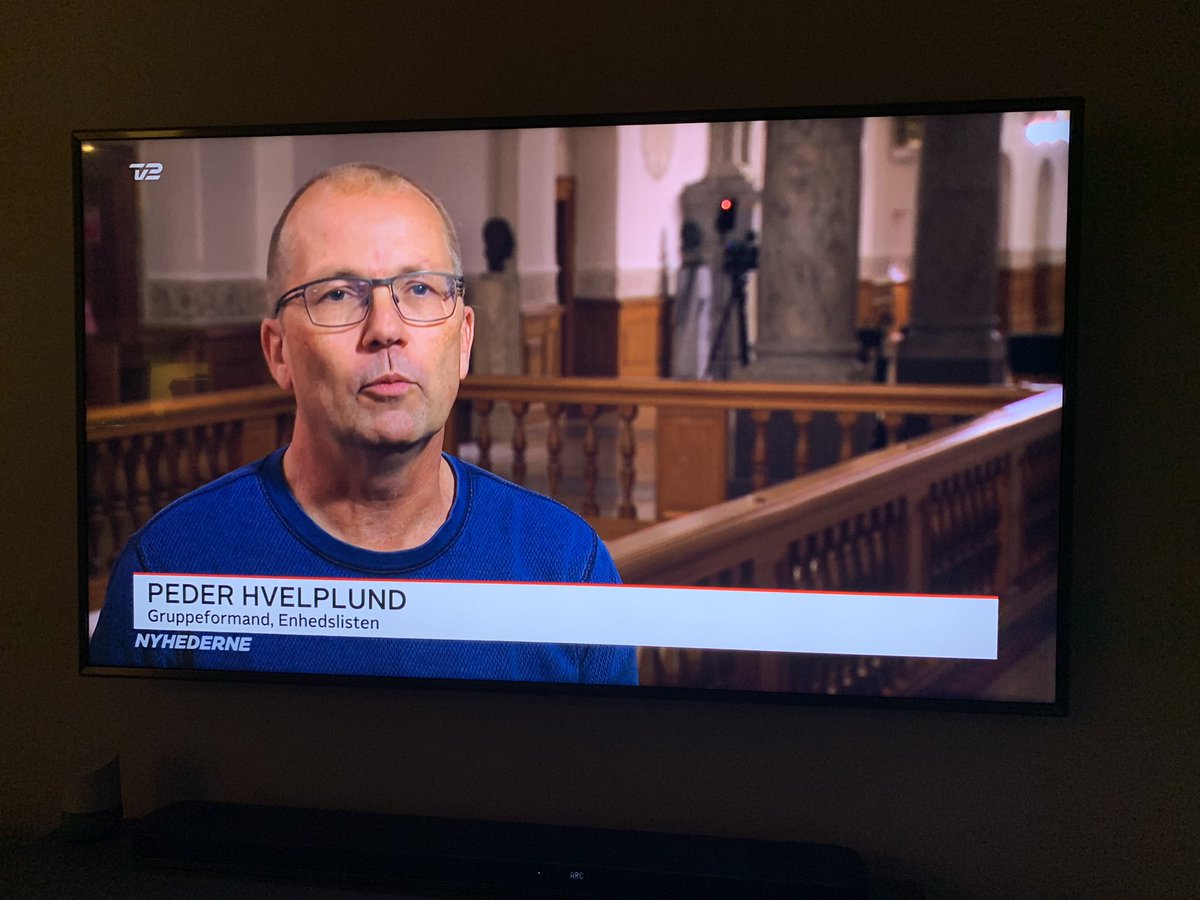 steenwrist's tweet photo. Dagens ledige standpunkt er taget af @pederhvelplund som i dette interview foreslår et mundbindskrav på Christiansborg. Men behøver nogen lovgive på området, før du selv tager den på? 
Det er helt ok at tage et personligt ansvar også :) #coronadebat #dkpol https://t.co/umMThwELH9