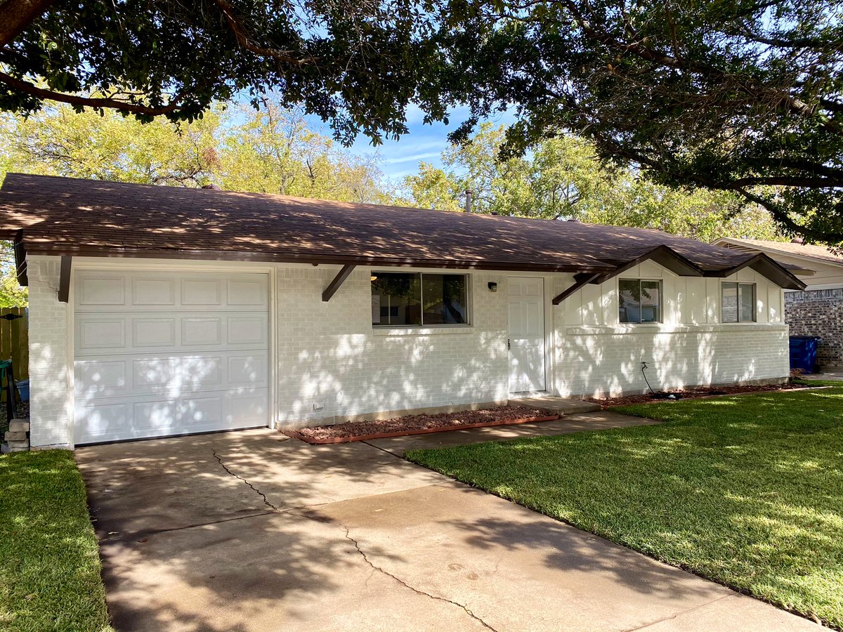 ElJefe_Don's tweet photo. A little before and after action. Our contractors helped us bring this house back to life! #PropertyDons #FlippingDallas #WeBuyHouses https://t.co/eaiFtnxdVK