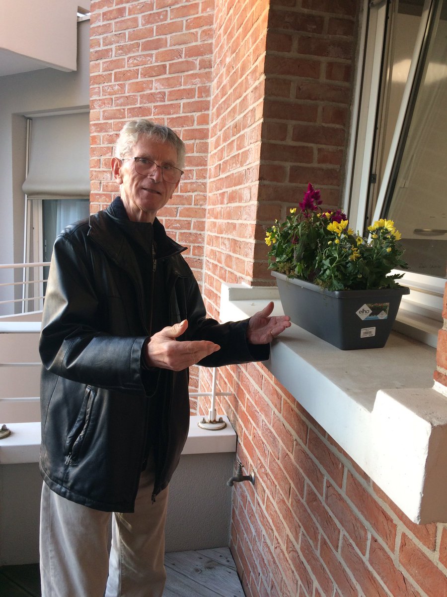 lesorchideesvda's tweet photo. Ce soir, nos balcons et terrasses sont joliment fleuris grâce aux équipes du rayon Fleurs et Plantes de @AuchanV2. La crise sanitaire est longue et difficile à vivre pour les résidences, mais les initiatives solidaires comme celles-ci ensoleillent les journées ! 🌸🌼🌺 https://t.co/eNF6Iv4luH
