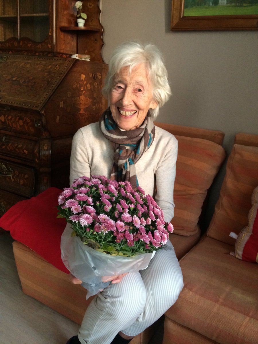 lesorchideesvda's tweet photo. Ce soir, nos balcons et terrasses sont joliment fleuris grâce aux équipes du rayon Fleurs et Plantes de @AuchanV2. La crise sanitaire est longue et difficile à vivre pour les résidences, mais les initiatives solidaires comme celles-ci ensoleillent les journées ! 🌸🌼🌺 https://t.co/eNF6Iv4luH