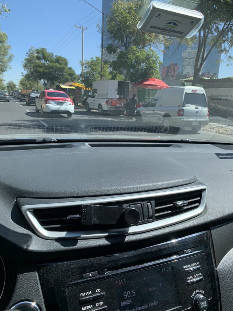 pacto67's tweet photo. @AlcCuajimalpa en sta Fe no podemos más con los puestos ambulantes , todos los días uno nuevo . 
Ya basta de impunidad y falta de civismo , frente al centro comercial en Vasco de Quiroga a la altura del fraccionamiento 3735 https://t.co/VBLnnPsFGa