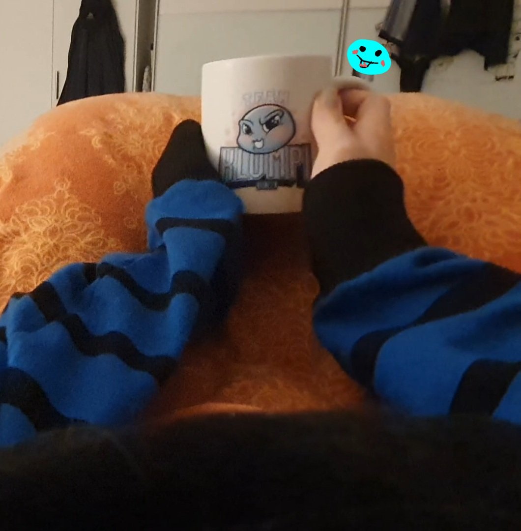 LadyKycha's tweet photo. Liege Krank im Bett mit @GermanLetsPlay Hoodie und Tasse die ich zum Geburtstag bekommen hab. Aber jetzt fehlt mir noch eine Puffi Wärmflasche. Dann könnte ich mir dazu eine Klumpi Decke Kaufen und der Winter wäre gesichert. https://t.co/frBYMvIszV