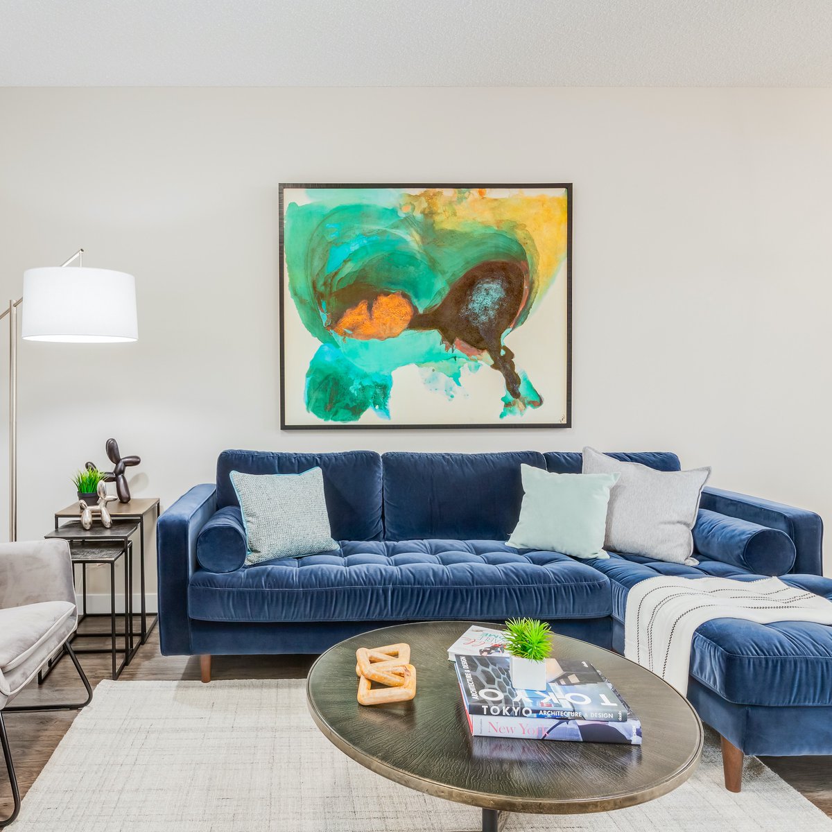 Pops of colour never hurt anyone, don't be afraid to be bold!

#cornerbrook #necalgary #designinspiration #homedecor #interiordesign #yycrealty #albertahomes #beautifulhome
#bluesofa #velvetsofa