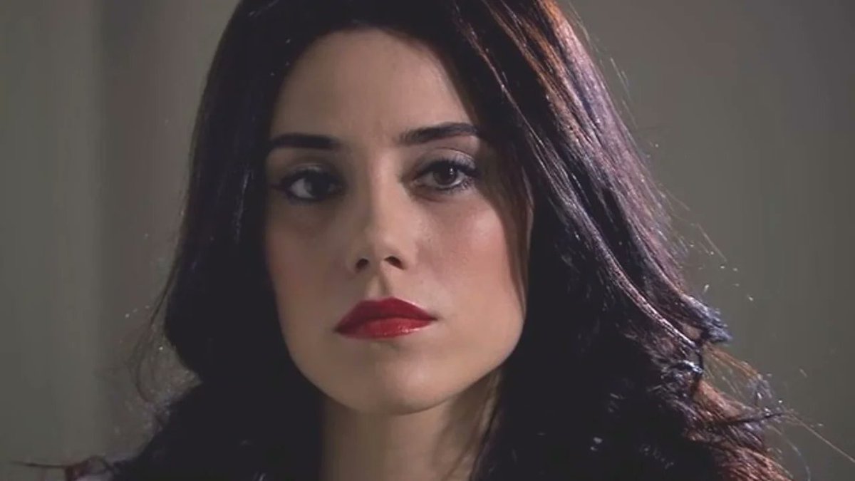 Ezeltvdizisi's tweet photo. Kırmızı ruj sürmüş Cansu Dere'den daha tehlikeli çok az şey vardır...
#Sadakatsiz https://t.co/0Y2HE8PyTK