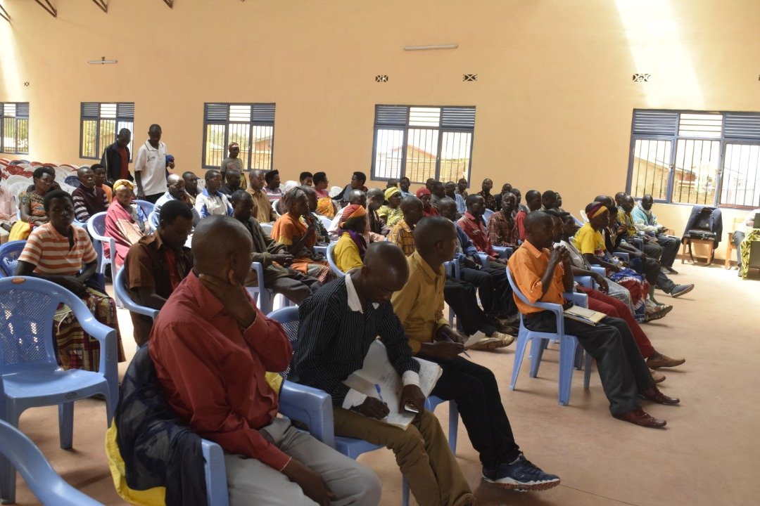 Gitega's tweet photo. #Burundi Le cabinet du gouverneur de @Gitega en collaboration avec la #BPEAE et l'#UFCR centre a organisé ce mercredi un atelier de sensibilisation et de mobilisation des bénéficiaires du projet PRODEFI I dans la Commune de Bugendana. https://t.co/f2YECFIoTT
