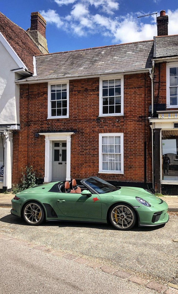 Porsche911UK's tweet image. 🚗 #991Speedster
Dreaming of the summer ⛅️ ☀️ 
With the 🦄 #500hp #911Speedster
In a one of a kind #AuratiumGreen 🧚🏼
-----------------------------
📷  @auratiumgreen