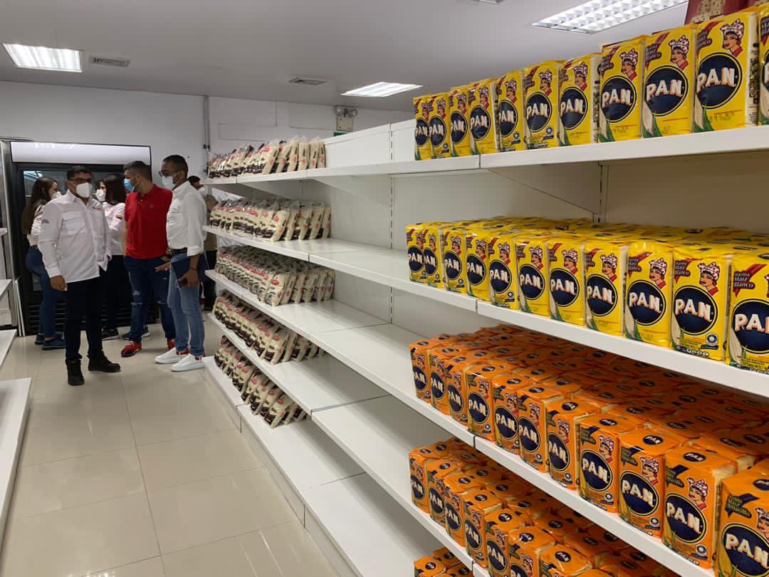 TellecheaRuiz's tweet photo. #04Nov || El Centro de Abastecimiento para los Trabajadores Petroquímicos de Venezuela (CATPEV), del Complejo G/D José Antonio Anzoátegui, ya se encuentra en recepción de alimentos proteícos y no perecederos. #Anzoátegui
@TareckPSUV
@drodriven2
@eduardopiate2 https://t.co/2RLy50W4A9