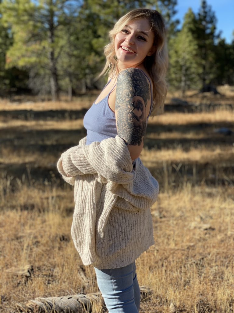 madisonanne07's tweet photo. Another fall, another turned page. https://t.co/7JneBaeQmJ