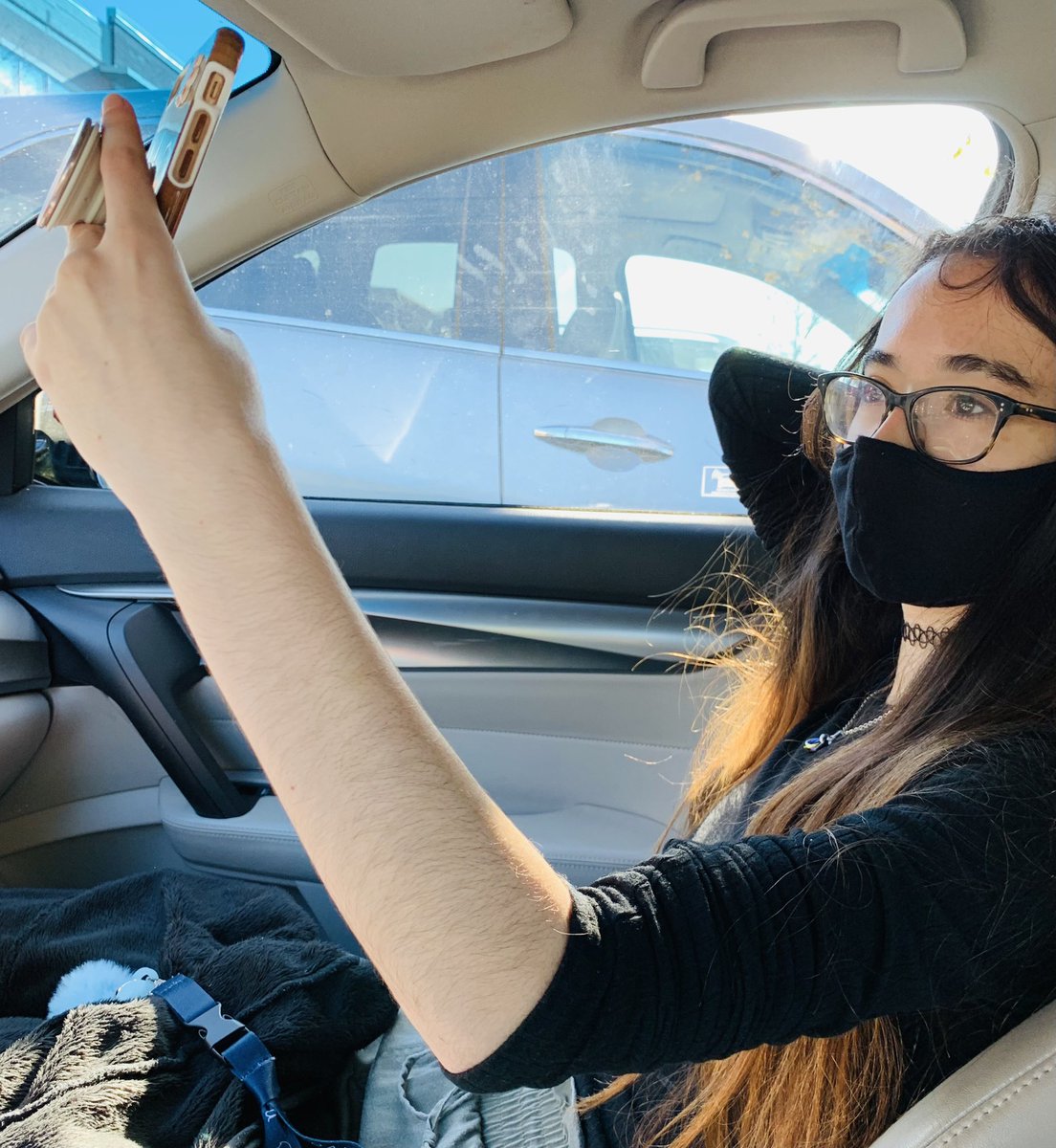 NYConmymind1's tweet photo. When it takes you 15 minutes just to exit the car because your teenager is trying to get the perfect Snapchat selfie #welcomedistraction from #electionanxiety 😂😳 https://t.co/zmvAJO9Ct6