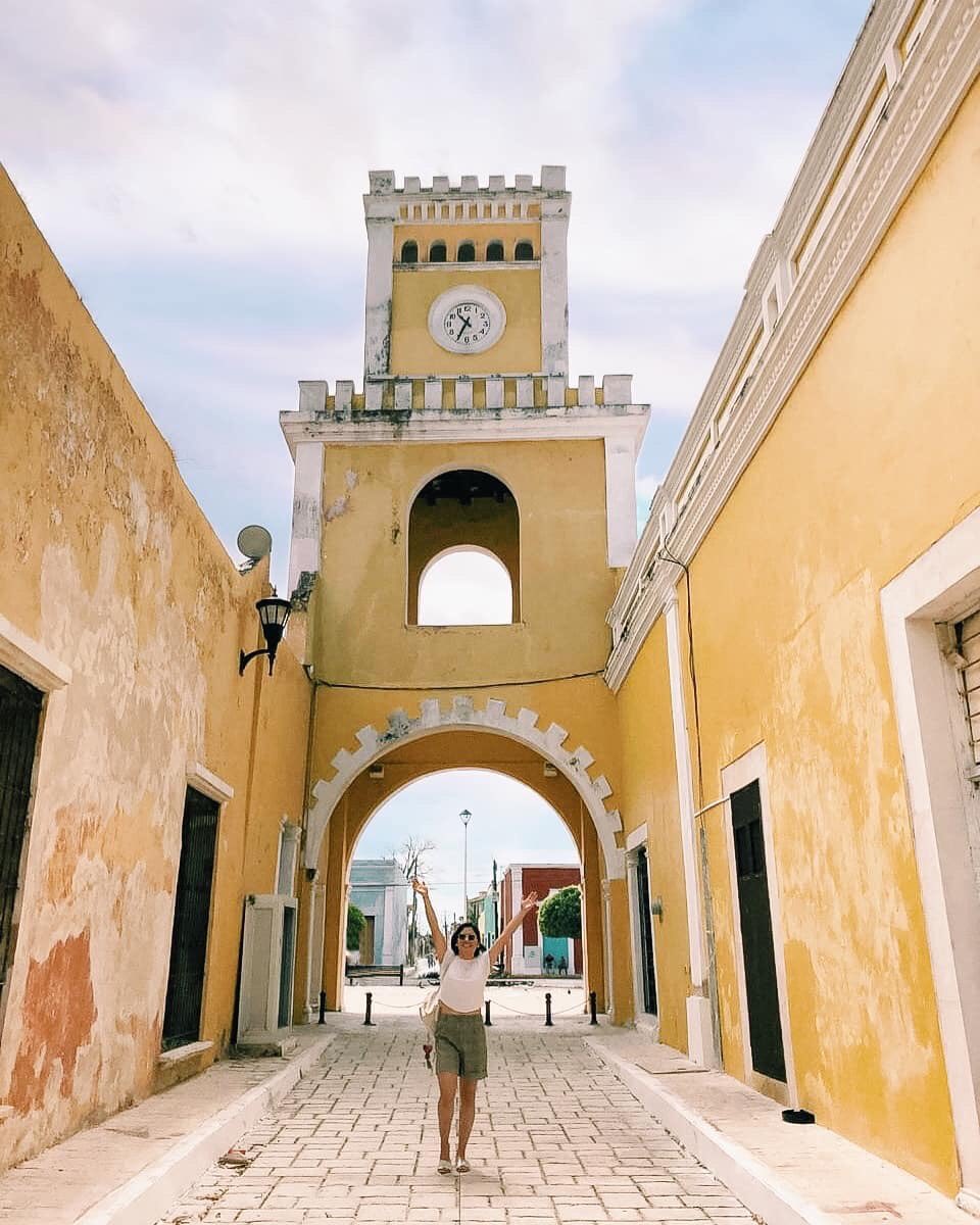 CampecheTravel's tweet photo. Recuerdo lo bien que se disfruta su clima, su gastronomía que aún no termino de probar, la increíble arquitectura en sus pueblos y los campechanos que te tratan como nadie! #Campeche hermoso y amarillo de mi 💛 
📸 @queridamafer 
📍Los Portales de San Francisco #ConoceTuEstado https://t.co/fgDN6IbJqc