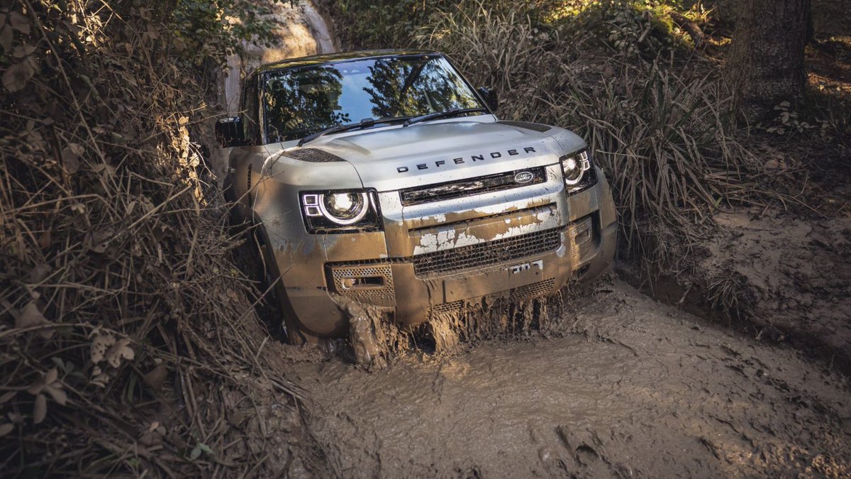 CityamMagazine's tweet photo. We're shaken and stirred in 007's new Land Rover Defender https://t.co/H8cdbnvE8i https://t.co/8Fwl0xFlnc