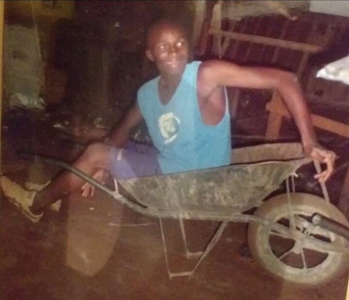DjessAveiro's tweet photo. J’étais un petit Bangando qui poussait sa brouette dans les allées du marché Mvog-Bi aujourd’hui je suis l’artiste Aveiro Djess et tout ça c’est grâce à Dieu. 
Lui seul peut relever ta situation et te propulser.

« Un enfant qui se cherche n’a pas peur du noir. »

Bangando 💀🇨🇲 https://t.co/iOOcOMWZcE