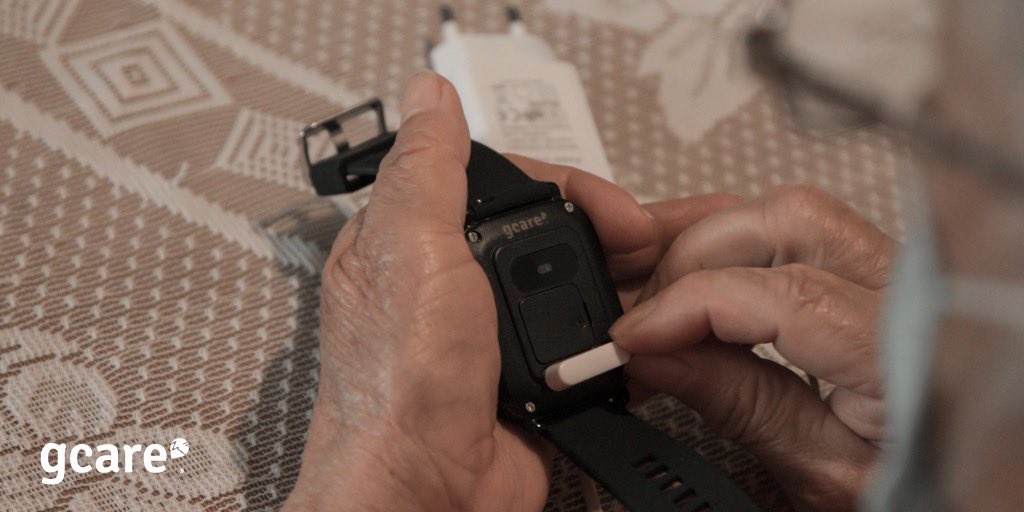 GCare cuenta con carga magnética, lo que hace más fácil la manipulación para las personas mayores. En la foto se encuentra Elia, persona mayor de 89 años.
#eldertech #autonomia #cuidado #personasmayores #innovacion