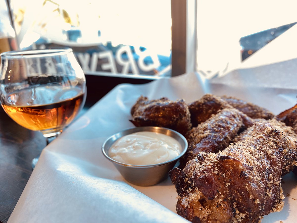 MemitoJunior's tweet photo. Allow us to improve hump-day; You know you’re tryin to get in on this gorgeous set up! whiskey &amp; wings Wednesday over here! Every order of wings gets you a $3 pour of whiskey from @18thStreetBrew https://t.co/KwZkwKN9o3
