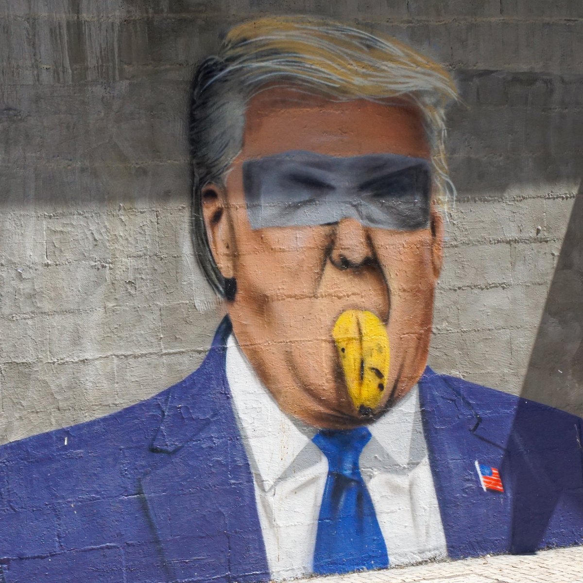 travelwviktor's tweet photo. Streetart aus Porto, habe ich dieses Jahr im Sommer gesehen. Passt sehr gut zu dieser wichtigen Wahl. #trump #election2020 #porto #joebiden #democrats #democracy #votethewrightway #uselection2020 #trumpstreetart #streetart #politics #antitrump #bananaandtrump https://t.co/IcBpIq4quJ
