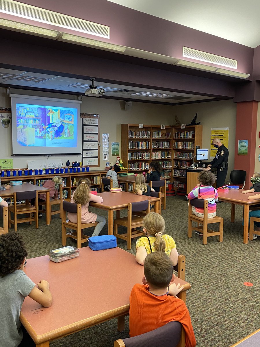 Thank you ⁦⁦<a href="/OfficerCraig/">Officer Craig</a>⁩ for making time to read with our second graders each week!