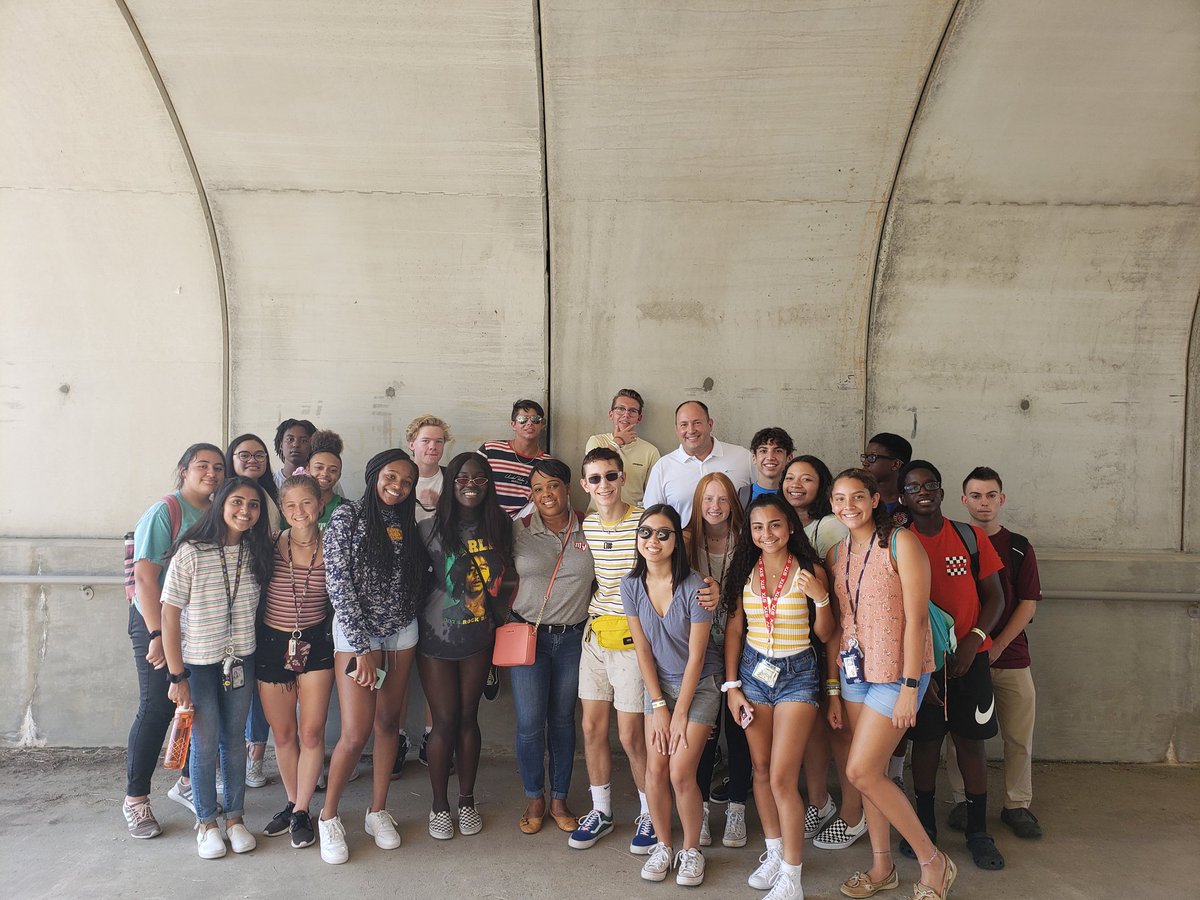 MVHSViewDECA's tweet photo. Why I love DECA?- DECA is an amazing program that develops prifessional growth and builds a community of students committed to learning and growing together. https://t.co/A1NCevoCNj
