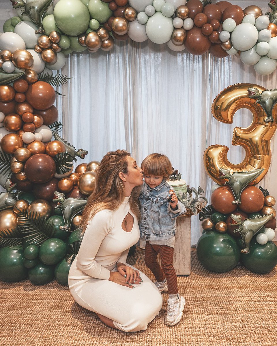 castleballoons's tweet photo. 🦖✨MAKING MEMORIES ✨🦖

How cute is this photo! Thank you @joeykendalbrown for capturing this lovely moment on Knox’s 3rd birthday! Making memories like this is what it’s all about! 🦖✨

#dreamingofcastleballoons 

#dinodisplay #makingmemories #birthdaykiss https://t.co/VySQPztHOO