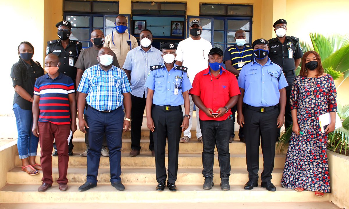 SFHGFMalariapr1's tweet photo. #KwaraITNcampaign2020 Successful advocacy session with #Kwara Commissioner of #Police and some key Officers. The CP assured security of campaign personnel, devices and nets during the campaign #ForAMalariaFreeKwara #PlayYourPart #staysafe #SleepInsideYourNetEveryNight #MaskUp https://t.co/j6HanmFQ80