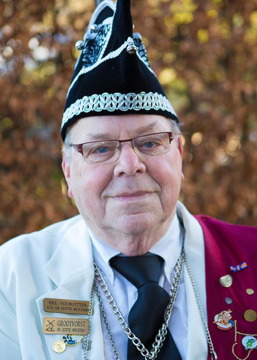 IN MEMORIAM

Henk Dekkers
Groot Kruis Drager

3 november 2020 is onze Grootvorst en erelid, Henk Dekkers, op 88- jarige leeftijd overleden.

Rust zacht Henk. Bedankt voor alles