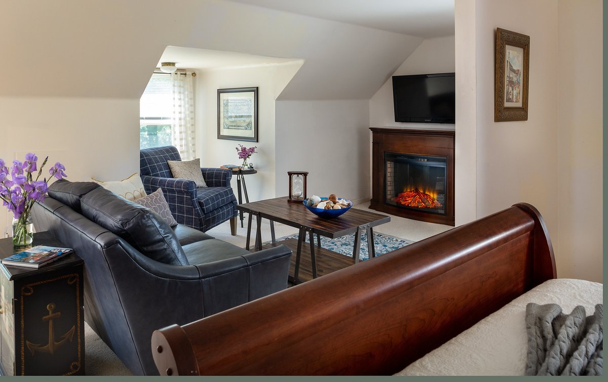 CaptNickelsInn's tweet photo. We think it's pretty sweet to return to a warm, cozy fire after a day exploring... especially if it's in your own private quarters! 

#SearsportME #MaineThing #VisitMaine #CaptainNickelsInn  #StayMaine #TheMaineWay #MaineTravel #BedAndBreakfast #NewEnglandTravel #MidCoastMaine https://t.co/HBKEaVoE0y