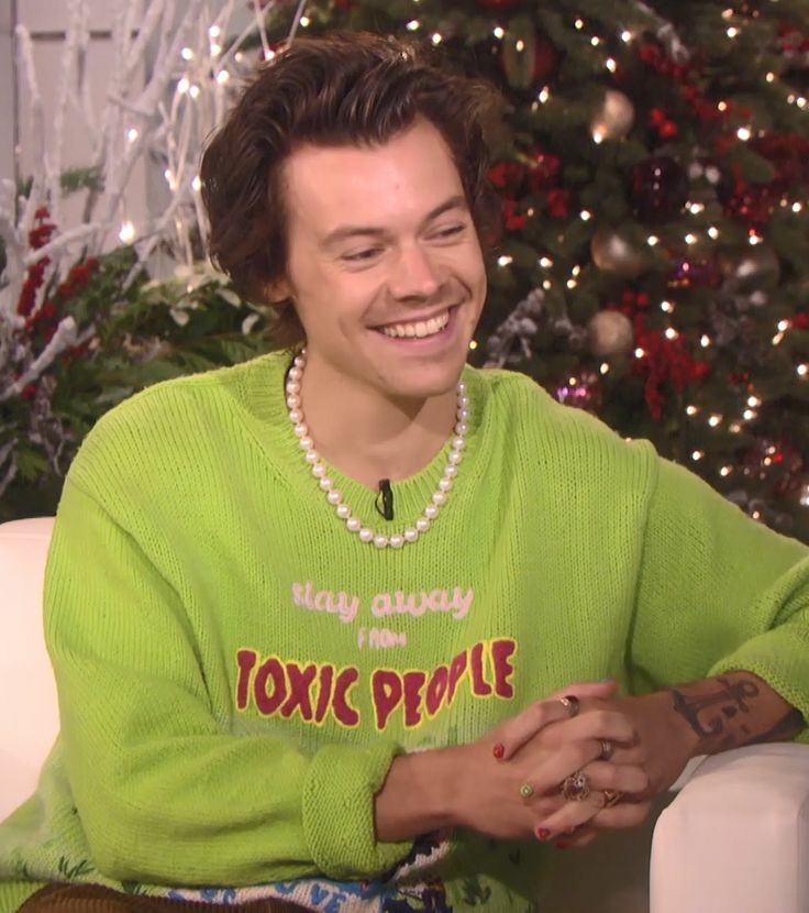 HpZhra's tweet photo. In a world full of badness at least treat Harry with that fucking kindness
#wesupportharry 
#TreatHarryWithKindness 
#realfan #loveyouharry https://t.co/YKF4aDLlQj