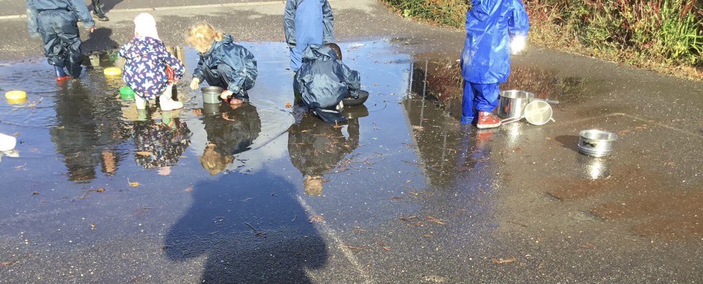 Puddles are a gift from God for Early years play ✨ enhancement of different utensils, sieves, colanders and saucepans with different flavoured gravy granules for sensory exploration .. 🤎
