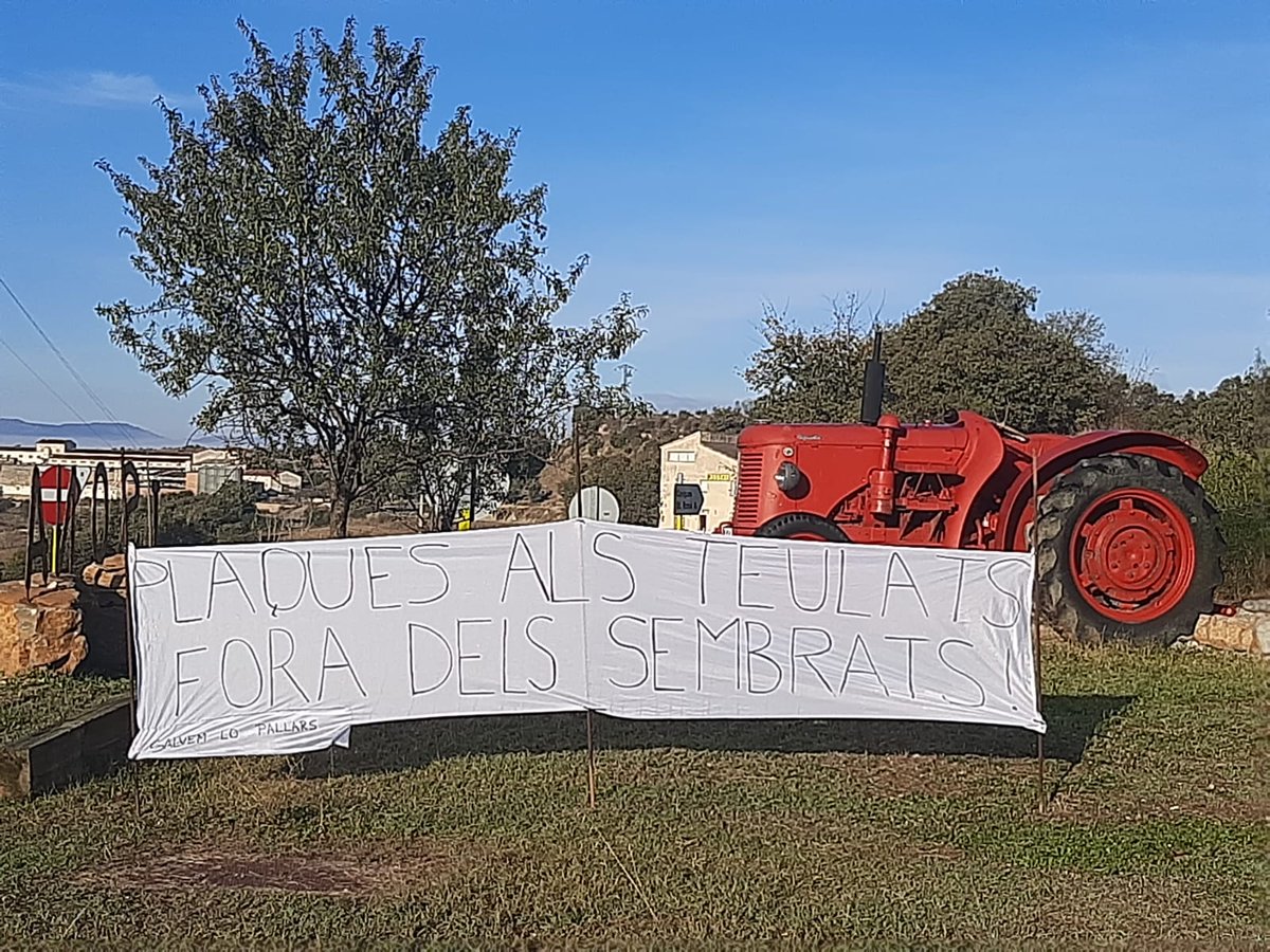 SalvemLo's tweet photo. 🔅ENERGIES RENOVABLES SI!
Apostem per les renovables, però de manera SOSTENIBLE i no per fer-ne ESPECULACIÓ!
Plaques als teulats, fora dels #sembrats!!
#salvemlopallars #pallarsjussa #energiesrenovablessostenibles #noalmacroparcsolar #geoparcorigens https://t.co/gwGewWxQHs