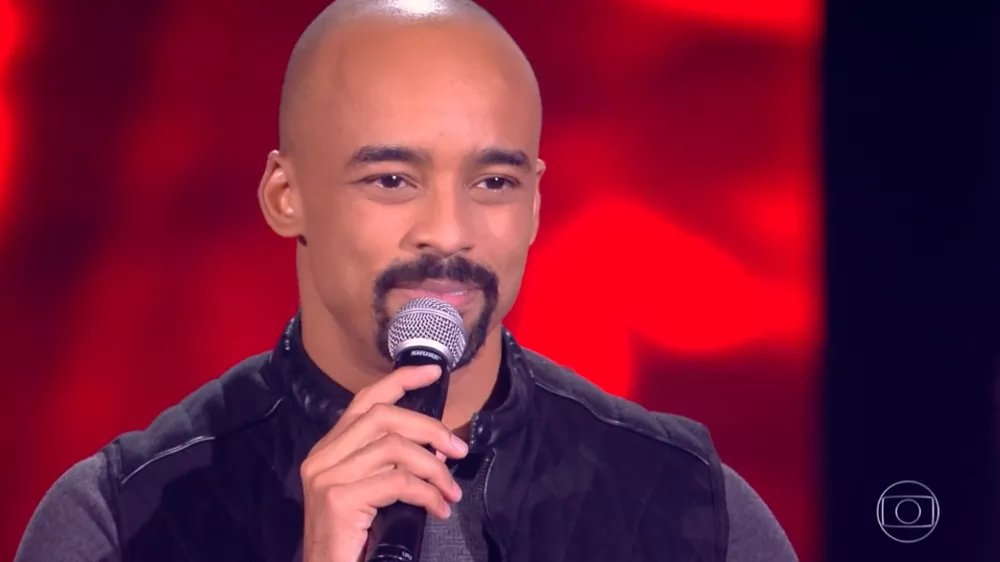 TheVoiceBrasil's tweet photo. Carlos Júnior é formado em canto lírico, faz parte do musical 'O Rei Leão' e ama pagode romântico😍

Conheça mais sobre ele em papo exclusivo →→
https://t.co/UXbUw7ZJf3 • #TheVoiceBrasil https://t.co/JN9CiUjfAg