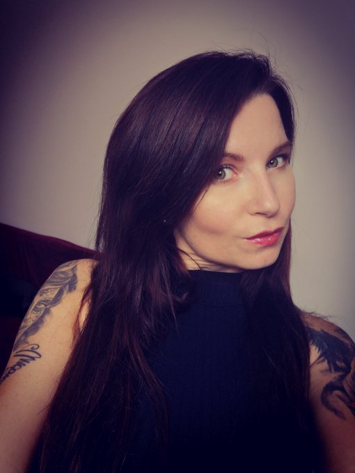 Bisous les loulous ! Merci pour ce joli cadeau ! Je l'enl&egrave;ve la robe ? https://t.co/bT13AwpK4F